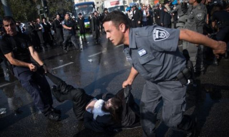 שוטרים נוהגים באלימות נגד אזרחים [צילום: יונתן זינדל/פלאש 90]