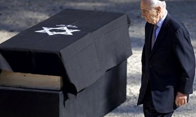עובר על פני הארון [צילום: AP]