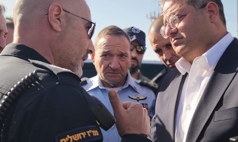 השר עם צמרת המשטרה [צילום: תקשורת השר]
