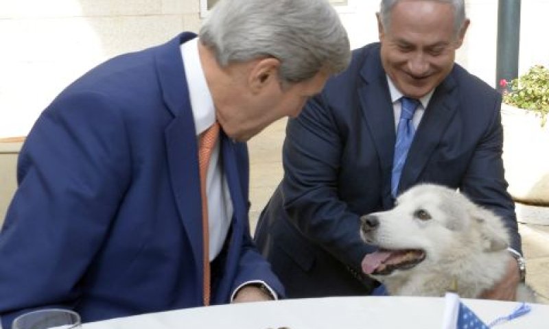 נתניהו, קרי וקאיה. במעון ראש הממשלה [צילום ארכיון: מתי שטרן/שגרירות ארה"ב בישראל]