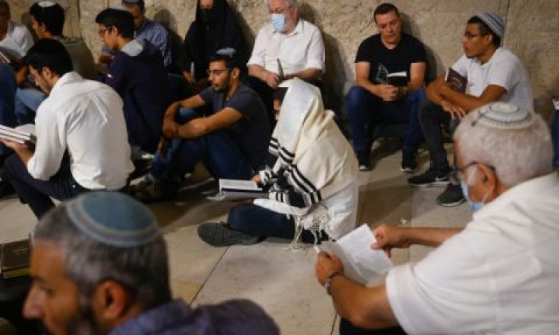 קינות תשעה באב בכותל. אין חובת מסכות בשטח הפתוח [צילום: יונתן זינדל/פלאש 90]