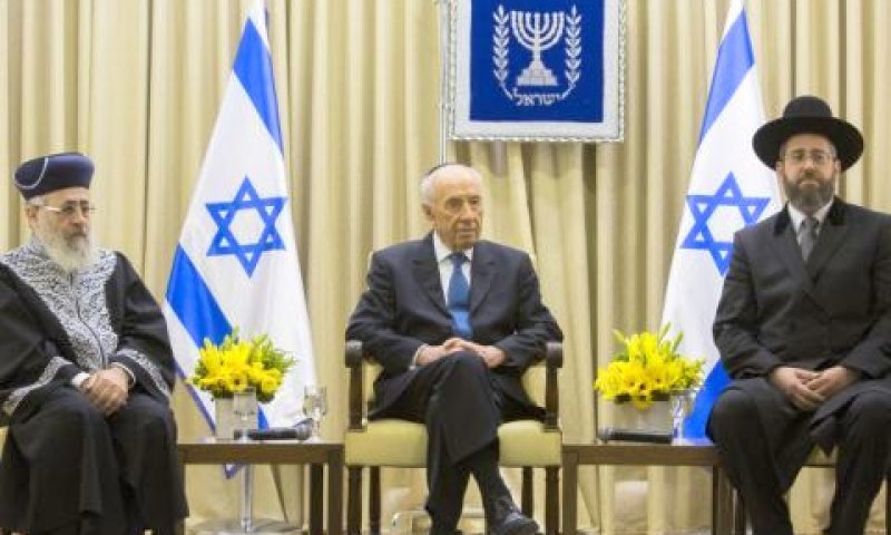 הרבנים הראשיים בבית הנשיא. מתנגדים בכל תוקף [צילום: פלאש 90]