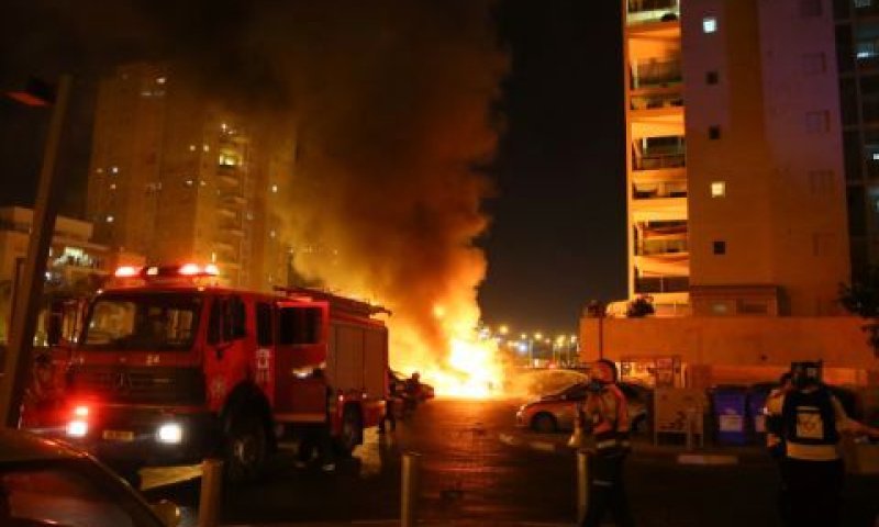 פגיעת טיל באשדוד [צילום: פלאש 90]