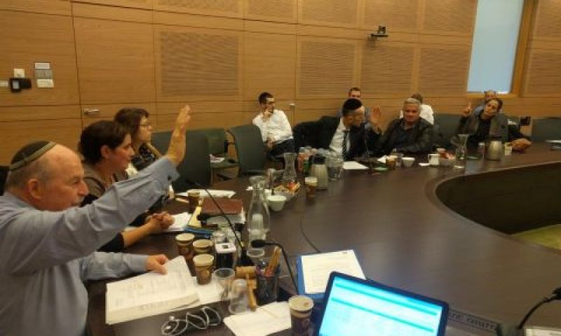הצבעה על התקנות המינהליות בוועדת החוקה [צילום: דוברות הכנסת]
