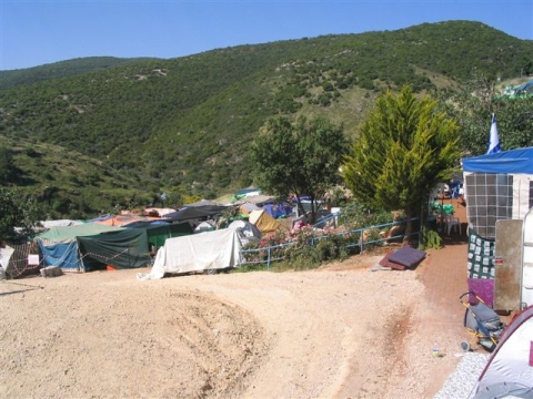 אוהלי החוגגים בשטחי ההר