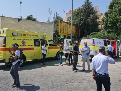 כוחות מד"א מעניקים טיפול לפצועים [צילום: מד"א]