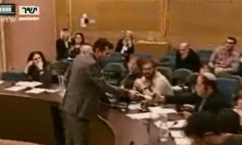 עו"ד אבוהב מגיש תלונה למשרד העבודה באמצע הדיון [צילום: מן הטלוויזיה]