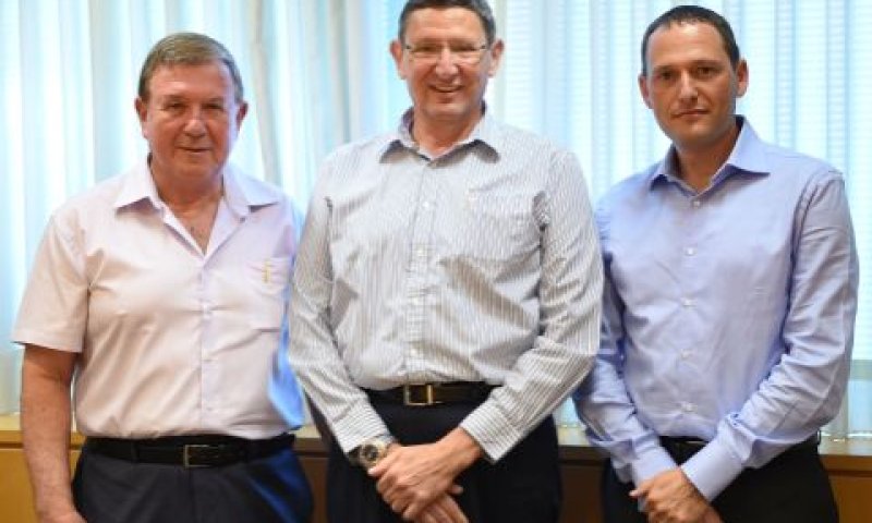המנכ"ל עם עו"ד אופיר והיועמ"ש היוצא, אחז בן ארי [צילום: דנה שרגא-משרד הביטחון]