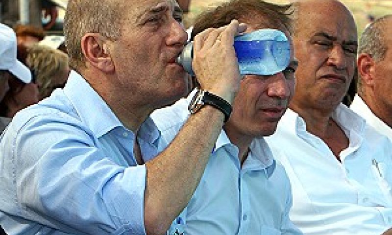 אולמרט שותה.jpg
