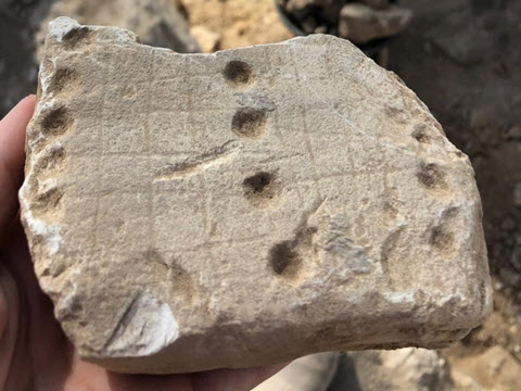 לוח המשחק 58 חורים [צילום: אמיל אלג'ם, רשות העתיקות]