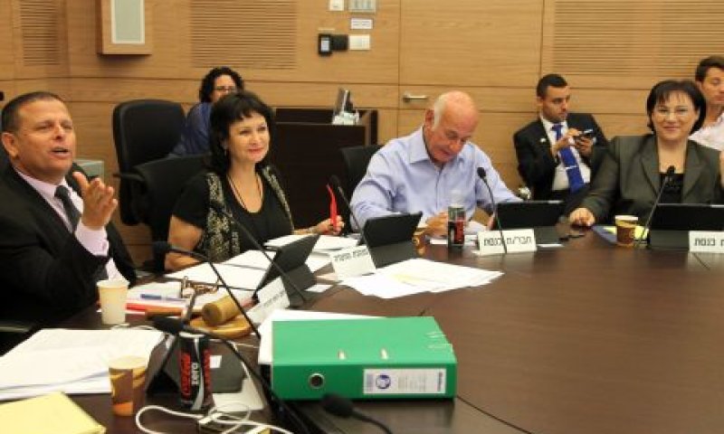 ח"כ איתן כבל, מנהלת ועדת הכלכלה לאה ורון, ח"כ יעקב פרי וח"כ טלי פלוסקוב [צילום: דוברות הכנסת]