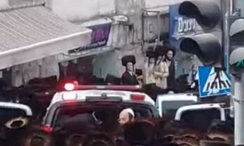 ההמון צובא על האמבולנס