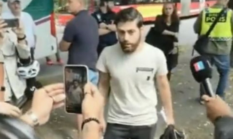 אחמד עלוש מחזיק קוראן [צילום: מן הטלוויזיה]