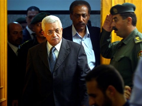אבו מאזן מגיע למסיבת העיתונאים [AP]