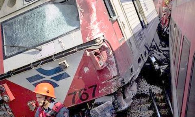קרון שנפגע. לרגע נדמה היה שרכבת ישראל הפכה לחברת אוטובוסים [צילום: AP]