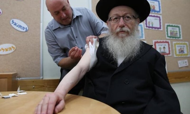 ליצמן מקבל חיסון שפעת [צילום: משרד הבריאות]