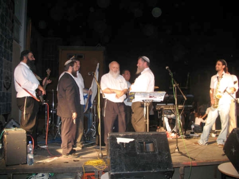 במת האירוע [במרכז: הרב יהושע ויצמן, ראש ישיבת ההסדר במעלות, משמאלו בז'קט שחור: הרב יוסי שטרן, ראש ישיבת ההסדר בעכו שנפצע]
