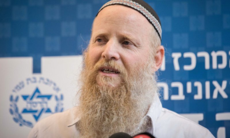 האב המאושר איתן שנרב [צילום: יונתן זינדל/פלאש 90]