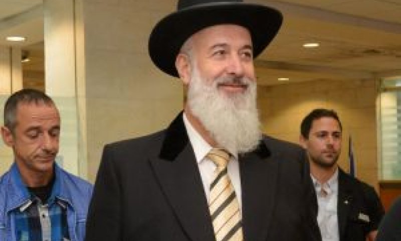מצגר. מחצית מהסכום [צילום: פלאש 90]