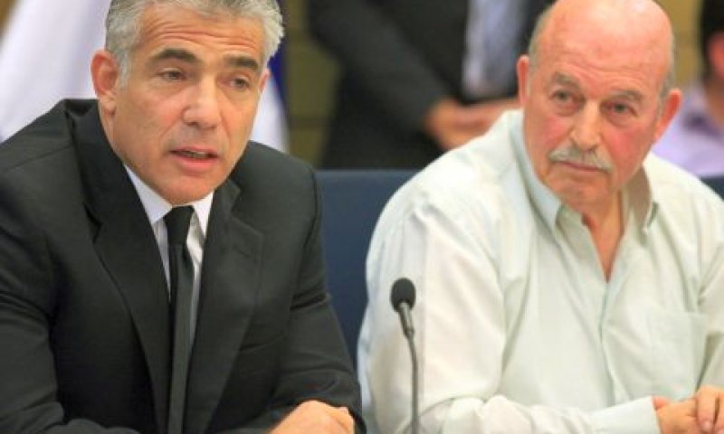 יו"ר הוועדה סלומינסקי ושר האוצר לפיד. מתעקש על המתווה הקיים