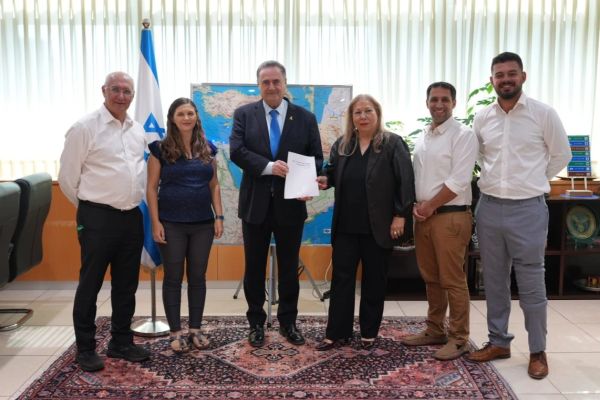 הוועדה המייעצת בהגשת הדוח לשר [צילום: אלעד מלכה]