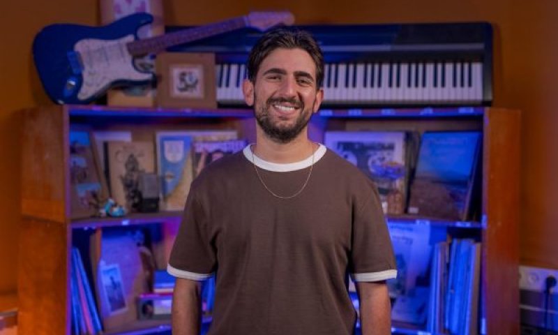 גבאי. "חיבוק חם למשפחת בכרי" [צילום: גלי צה"ל]