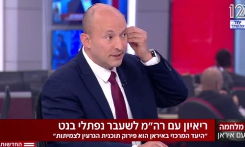 בנט. מסרים פוליטיים באוזנייה? [צילום: מן הטלוויזיה]