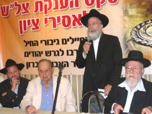 ראש המטה להצלת העם והארץ, הרב וולפא, מנחה את טקס הענקת הצל"שים