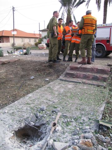 נזק לבית מנפילת רקטה במועצה באר טוביה [צילום: המועצה האזורית באר טוביה ]