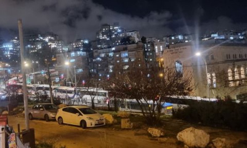 אוטובוסים שנתקעו ביציאה מירושלים [צילום: קובי בורנשטיין]