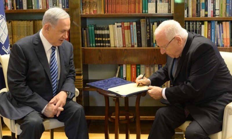 ריבלין חותם על ההארכה [צילום: עמוס בן גרשום, לע"מ]