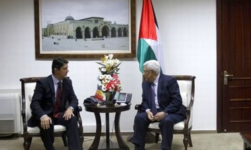 אבו מאזן בפגישה עם שר החוץ הרומני [צילום: AP]