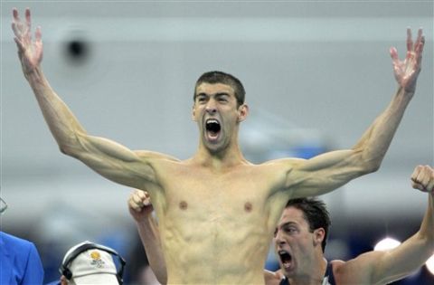 מייקל פלפס זוכה בשמונה מדליות זהב באולימפיאדת בייג'ין [AP]
