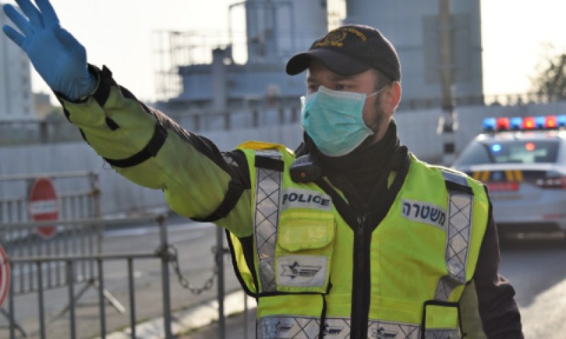 שוטרים עומדים במחסומים בכל הארץ [צילום: דוברות המשטרה]