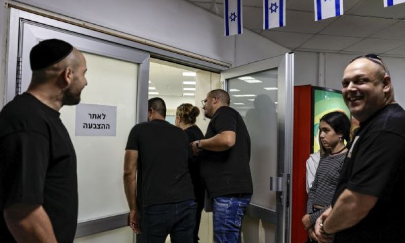 אתר הצבעה באשקלון [צילום: צפריר אביוב/פלאש 90]