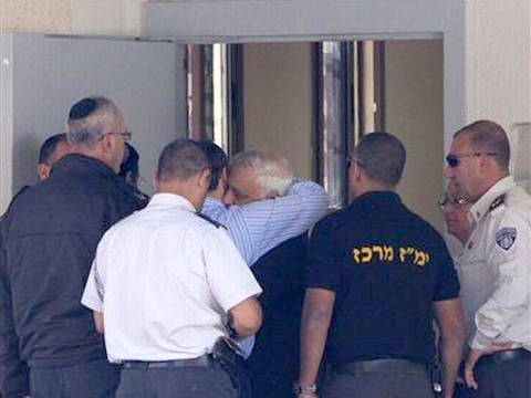 בשערי הכלא [צילום: AP]