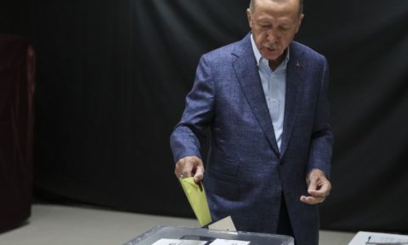 ארדואן בקלפי. חילק כסף לילדים [צילום: AP]