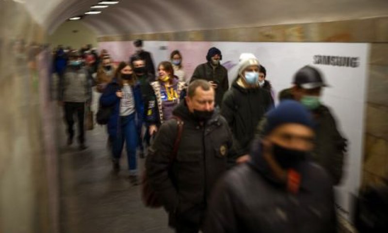 נוסעים בתחנת הרכבת בקייב [צילום: אמיליו מורנאטי/AP]