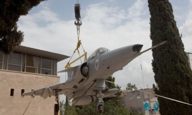 מטוס הכפיר מועבר למקומו החדש [צילום: מושון טמיר, מדעטק]