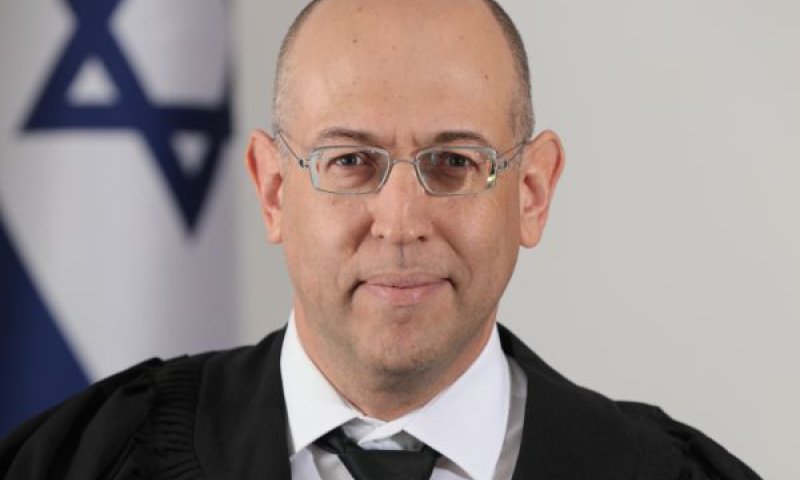 קרשן. קולה הסתפק באמירה נורמטיבית