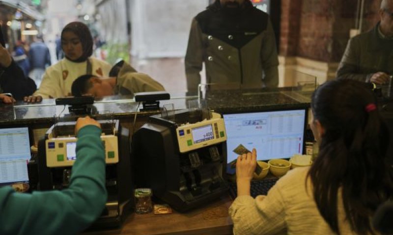 המרת דולרים בחנות חלפנות באיסטנבול [צילום: פרנסיסקו סקו/AP]