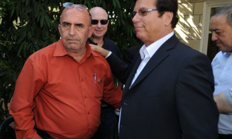 אפי שטנצלר, יו"ר קק"ל, עם נזמי, אביו של החייל מג'די חלבי [צילום: סוכנות ג'יני]