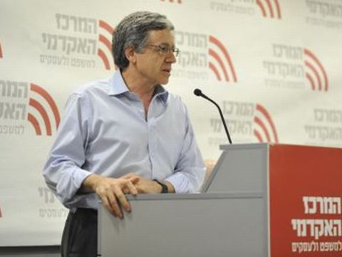 דו-ערכי ביחס לאקטיביזם [צילום: לואיז גרין]