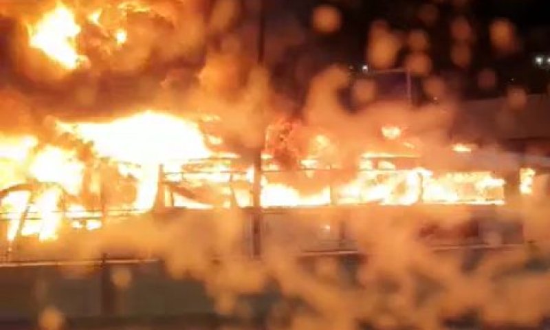 אש בתחנה המרכזית צפת [צילום: דוברות כבאות והצלה]