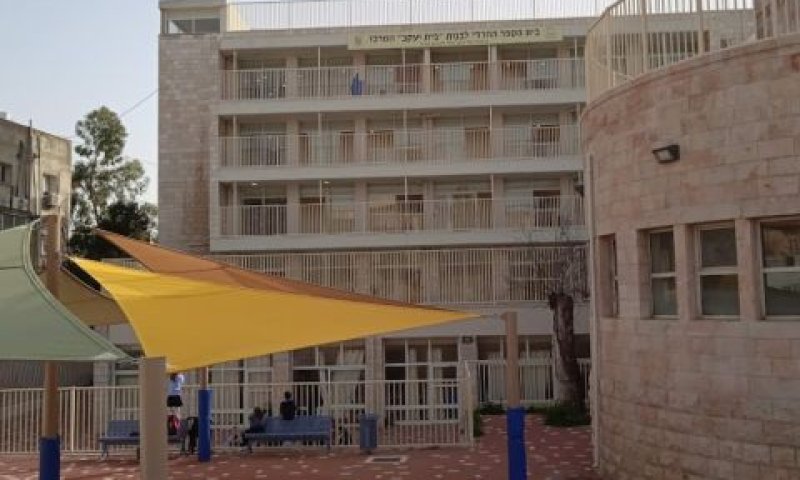 בית הספר שהוקם על המגרש [צילום: סטריט וויו]