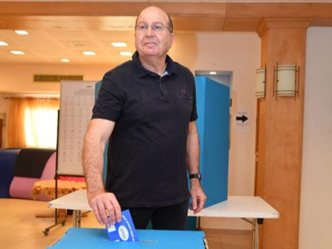 יו"ר תל"ם, משה (בוגי) יעלון, כחול לבן, הצביע בקיבוץ גרופית בערבה [צילום: יוד צלמים]