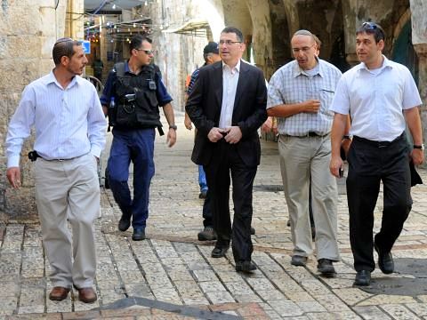 השר סער ואנשיו הולכים מישיבת עטרת ירושלים למקד"צ עטרת