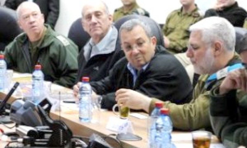 ראש הממשלה, שר הביטחון, סגן הרמטכ"ל ומפקד פיקוד הדרום בישיבה בפיקוד הדרום היום [צילום: פלאש 90]