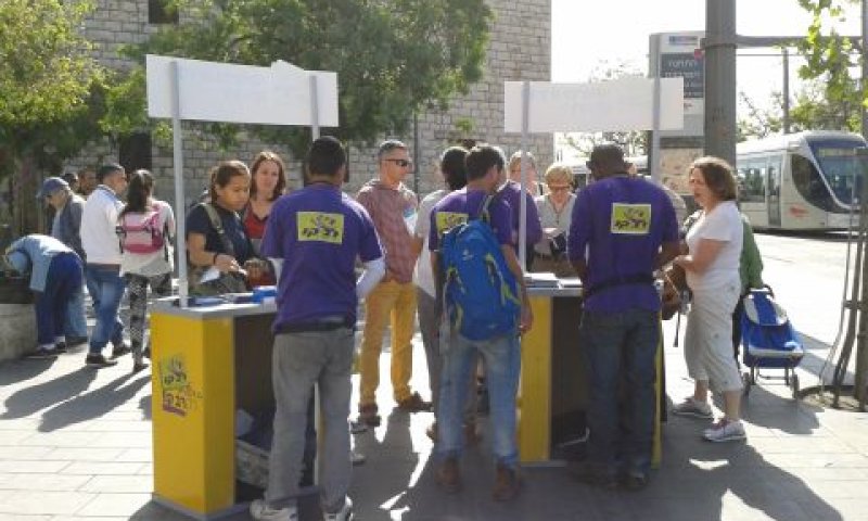 דיילים מוכרים כרטיסים לעוברים ושבים