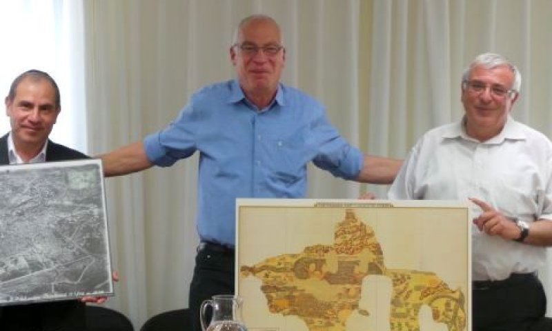 שלמה בן-אליהו, אורי אריאל ומרדכי מרדכי [צילום: משרד הבינוי והשיכון]